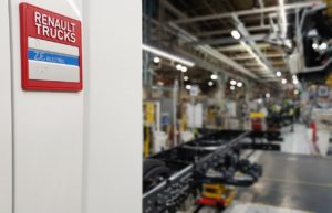 Renault Trucks, engagé au plus près de ses clients, renforce sa position de leader en France