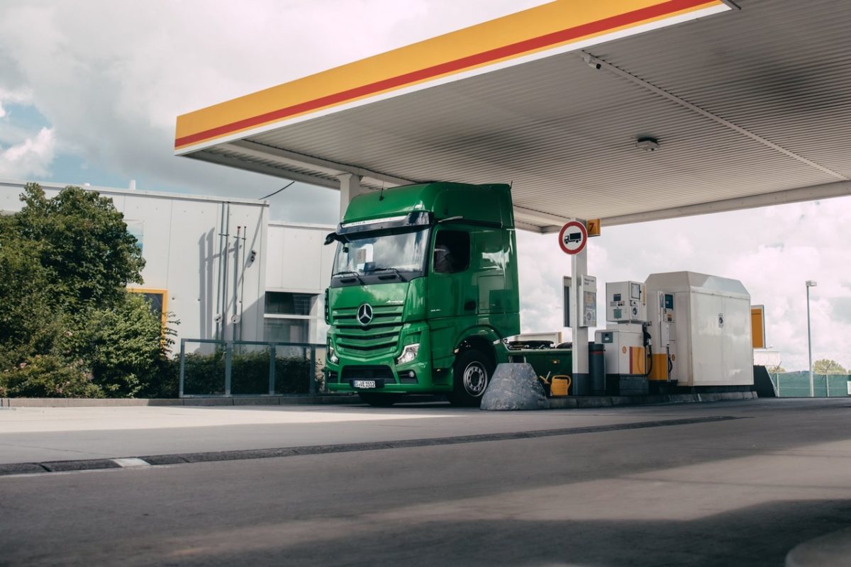 Les camions Mercedes-Benz paient automatiquement dans les stations-service Shell