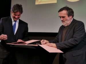 Alexis Gibergues, président de l'OTRE, et Thierry Guimbaud, directeur général de VNF, signent le partenariat. ©OTRE