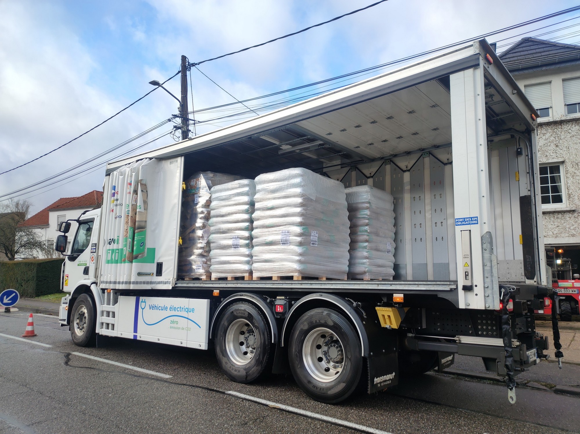 La filiale de TotalEnergies livre des pellets avec ce camion électrique Renault Trucks. ©JPL/FLM