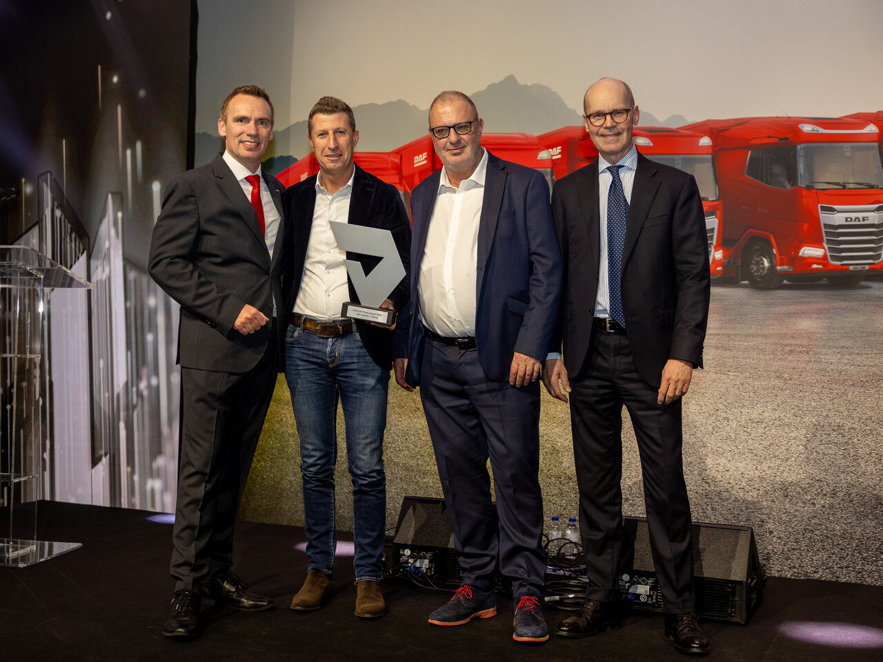 Le "Paccar Parts Award" pour le groupe Lefevre. De gauche à droite : Bart Bosmans (directeur marketing & ventes de DAF Trucks), Alexis et Fabrice Lefevre, et Dick Leek (directeur de Paccar Parts). ©DAF