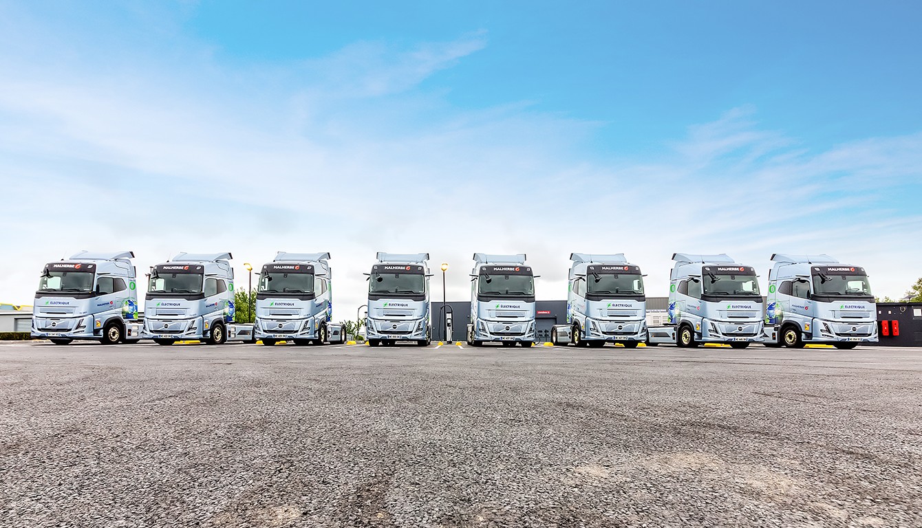 Les 11 camions électriques Volvo Trucks du groupe Malherbe. ©Volvo Trucks/Stéphane Clément