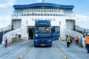 Un camion électrique circule entre la France et le Royaume-Uni