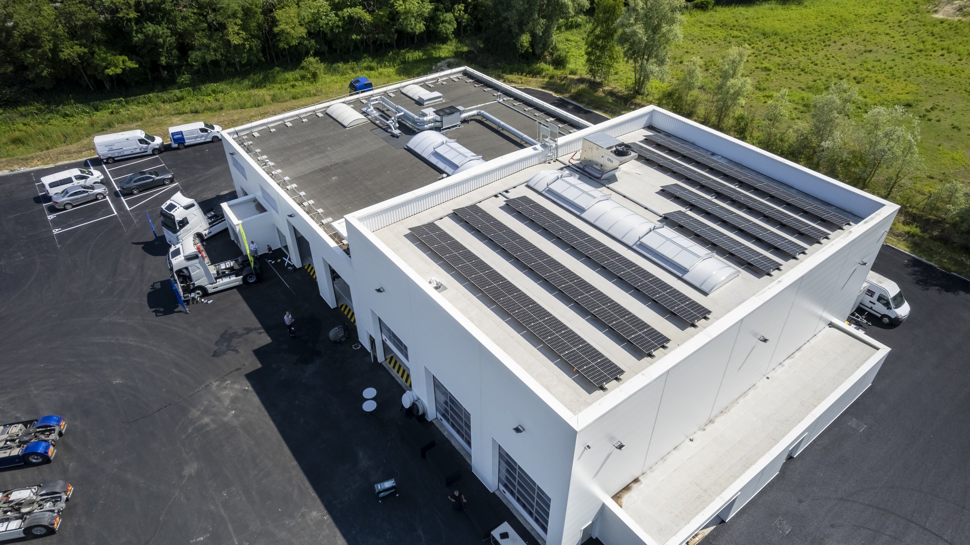 Le premier Volvo Truck Center doté de panneaux solaires. ©Volvo Trucks