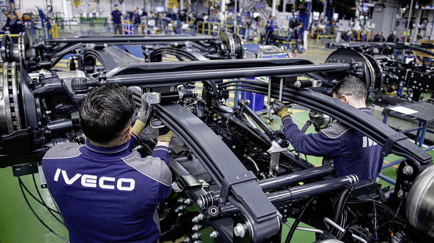Le montage des essieux fait partie des premières étapes de la ligne d’assemblage du châssis. ©Iveco
