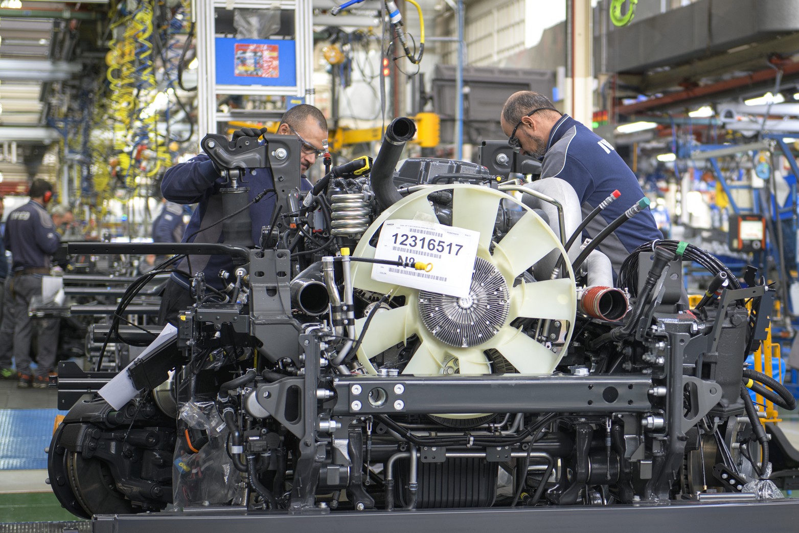 L'installation du moteur dans le camion est l'une des étapes les plus complexes de l'assemblage. ©Iveco