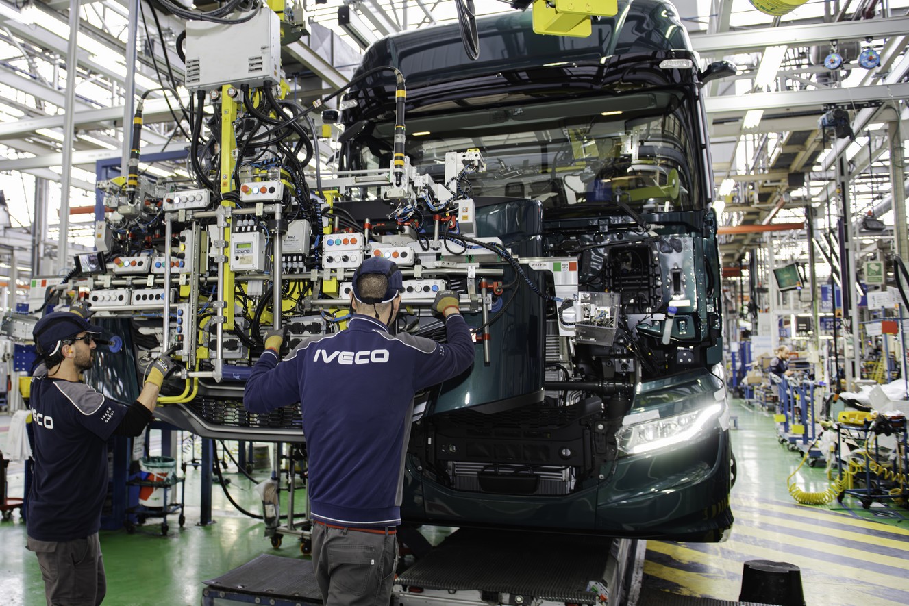 Après plus de 30 étapes, toutes chronométrées à la seconde près, les camions Iveco sortent de l'usine et sont prêts à prendre la route. ©Iveco