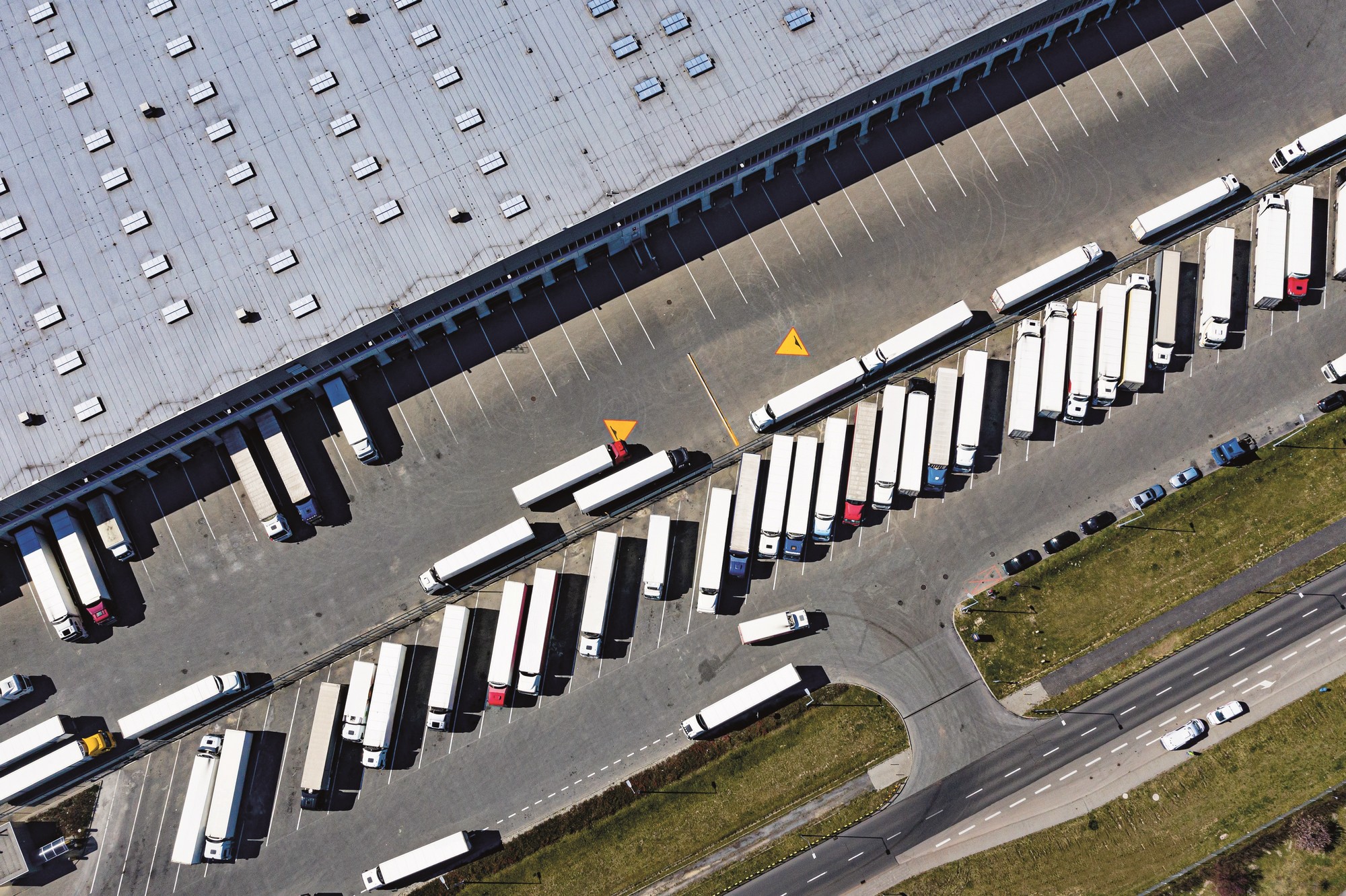 Du flux routier au stockage, de plus en plus de transporteurs proposent désormais une chaîne de valeur intégrée. ©Adobestock