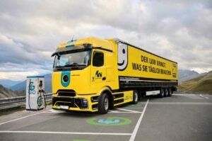 Une station de recharge pour poids lourds électriques installée à 2 500 mètres d'altitude