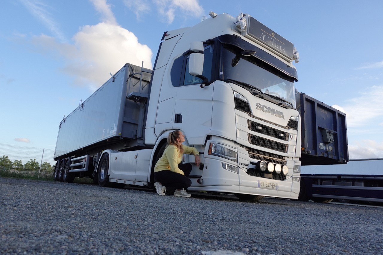 Sur les réseaux, Amandine Lucazeau est plus connue sous le nom de "Lilou Truck" ou "Lilou Trucker Girl". ©DR