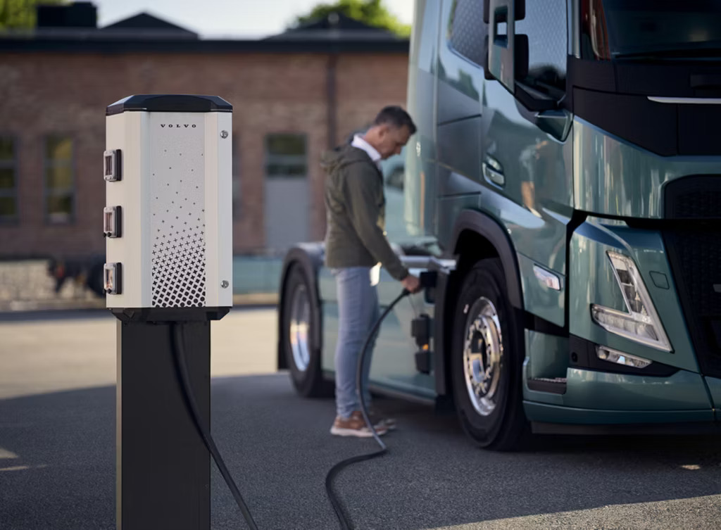 Les services se créent chez les différentes marques de camions pour accompagner au mieux les transporteurs côté recharge, un point qui peut freiner pour passer à l'électromobilité. ©Volvo Trucks