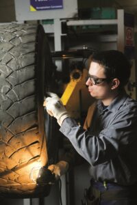 Selon Michelin, le rechapage reste une excellente réponse aux besoins des flottes, en réduisant leurs coûts opérationnels et en les accompagnant dans leur transition écologique. ©Michelin