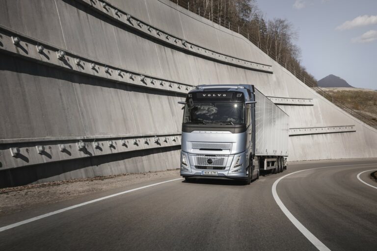 Volvo Trucks réduit encore la consommation des camions par le moteur