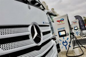 TotalEnergies et Daimler Truck ouvrent un nouveau site de recharge stratégique en région parisienne