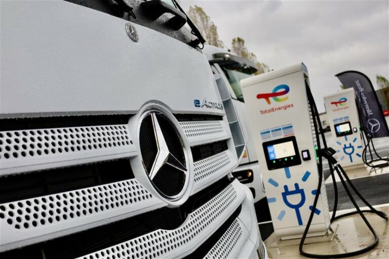 TotalEnergies et Daimler Truck ouvrent un nouveau site de recharge stratégique en région parisienne