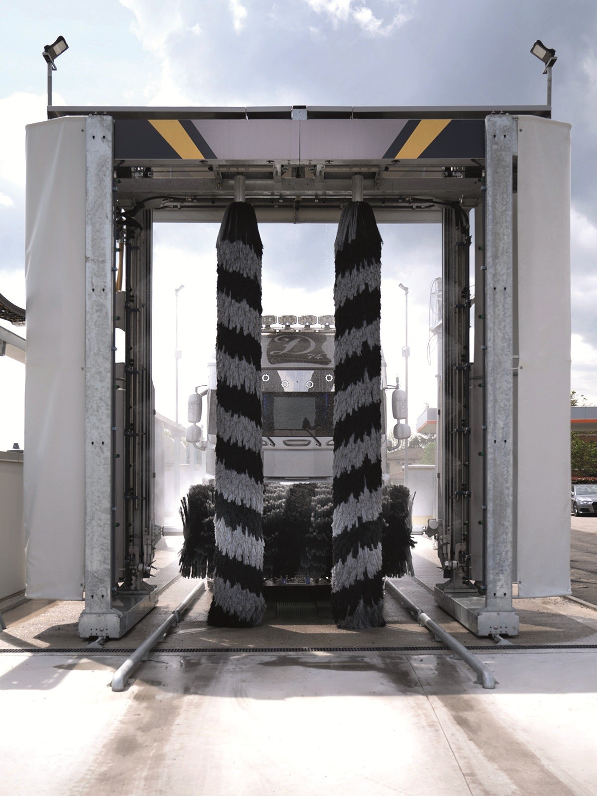 Positionné haut de gamme, la portique StarTuck Aquarama est programmable à souhait et s'adapte à tous types de véhicules. ©Aquarama