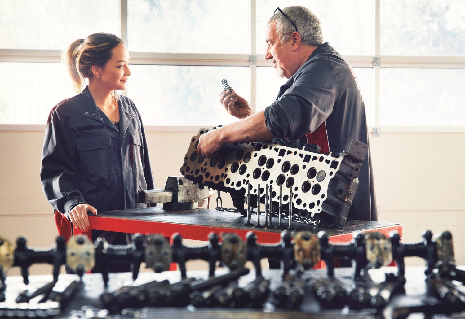 Techniciens, chefs d'équipe, magasiniers… Au cœur des ateliers poids lourds, les savoir-faire se réinventent pour faire face à la pénurie de main-d'œuvre et à la complexité croissante des véhicules. ©Renault Trucks