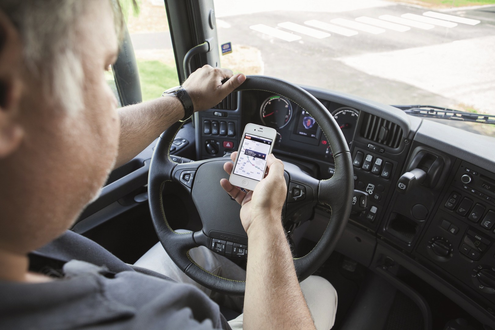 Tablette ou smartphone en cabine : le conducteur reste connecté à son exploitation en temps réel. ©Scania/Lucas Holm