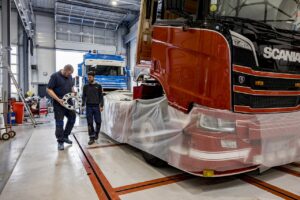 Scania France crée un parcours de reconversion en mécanicien poids lourd