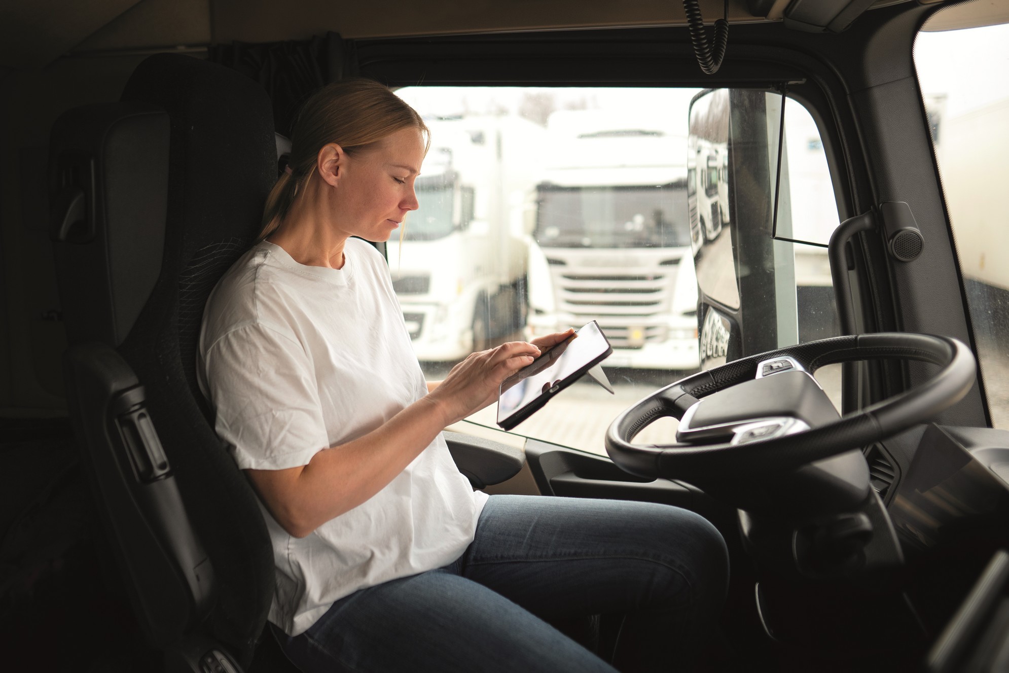 Les sociétés de télépéage étendent l'interopérabilité de leurs boîtiers et enrichissent leurs offres afin de répondre aux nouveaux besoins des transporteurs. ©Adobestock