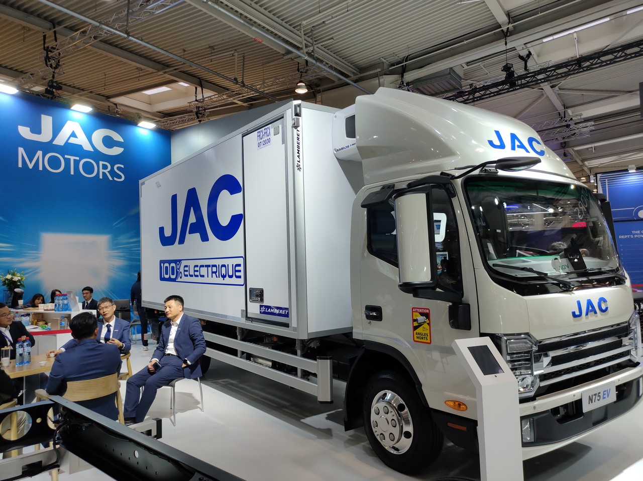 JAC Motors est la marque chinoise la plus implantée en France, exclusivement avec du petit tonnage pour l'instant. Mais un véhicule de 16 tonnes est attendu l'an prochain. ©JPL/FLM
