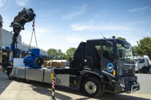 Le premier camion-grue 100 % électrique tourne en France