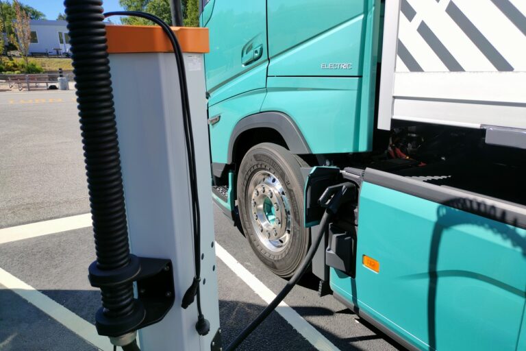 Camions électriques : 10 % des sites couvriraient 90 % des besoins en recharge