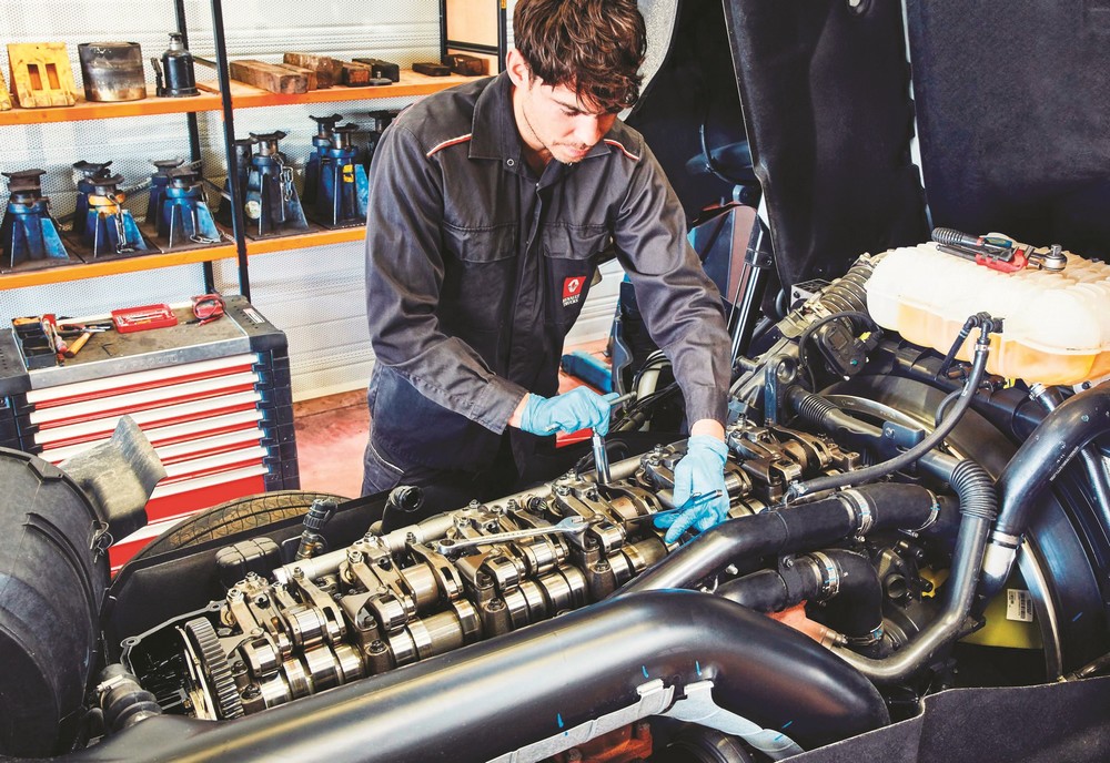 La future baisse de l'activité en atelier liée à l'électrification du parc devra être compensée par le développement de nouveaux services autour des moteurs électriques. ©Renault Trucks