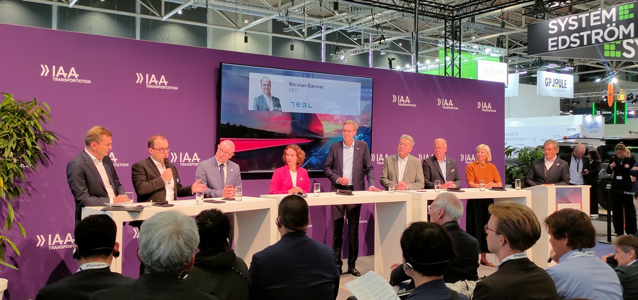 Les huit dirigeants réunis à l'IAA. ©JPL/FLM