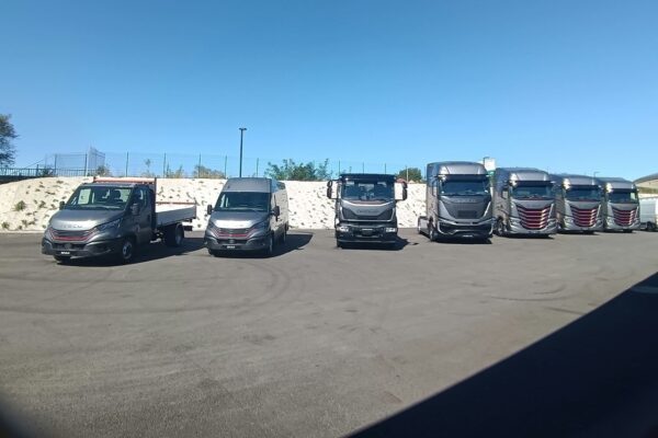 Outre le S-Way, la gamme Iveco 2026 comprend l'utilitaire Daily (thermique et électrique), le moyen tonnage Eurocargo, ainsi que les nouveaux eJolly et eSuperJolly. ©JPL/LA