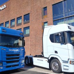 Avec sa ligne de châssis tout près, Scania s'évite des contraintes logistiques de transport de batteries pour équipier ses camions.
