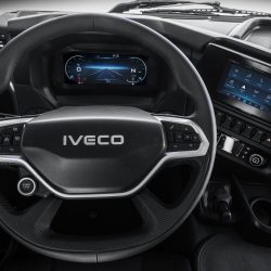 La cabine des Iveco S-Way et X-Way a encore amélioré son confort en offrant une position "semblable à celle d'une voiture" grâce à une ergonomie optimisée, un volant plus petit et plus vertical et un réglage du volant beaucoup plus large. ©Iveco
