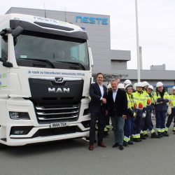 Peter Zonneveld, vice-président commercial Europe et APAC de Neste, et Jean-Yves Kerbrat, directeur général de MAN Truck & Bus France. ©Neste
